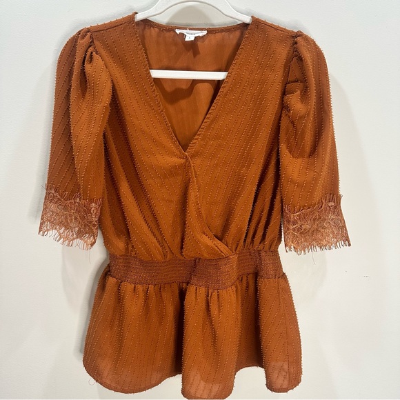 mine Tops - Women’s Rust Peplum Short Sleeve Blouse - Size Large – Lace Sleeve Detail